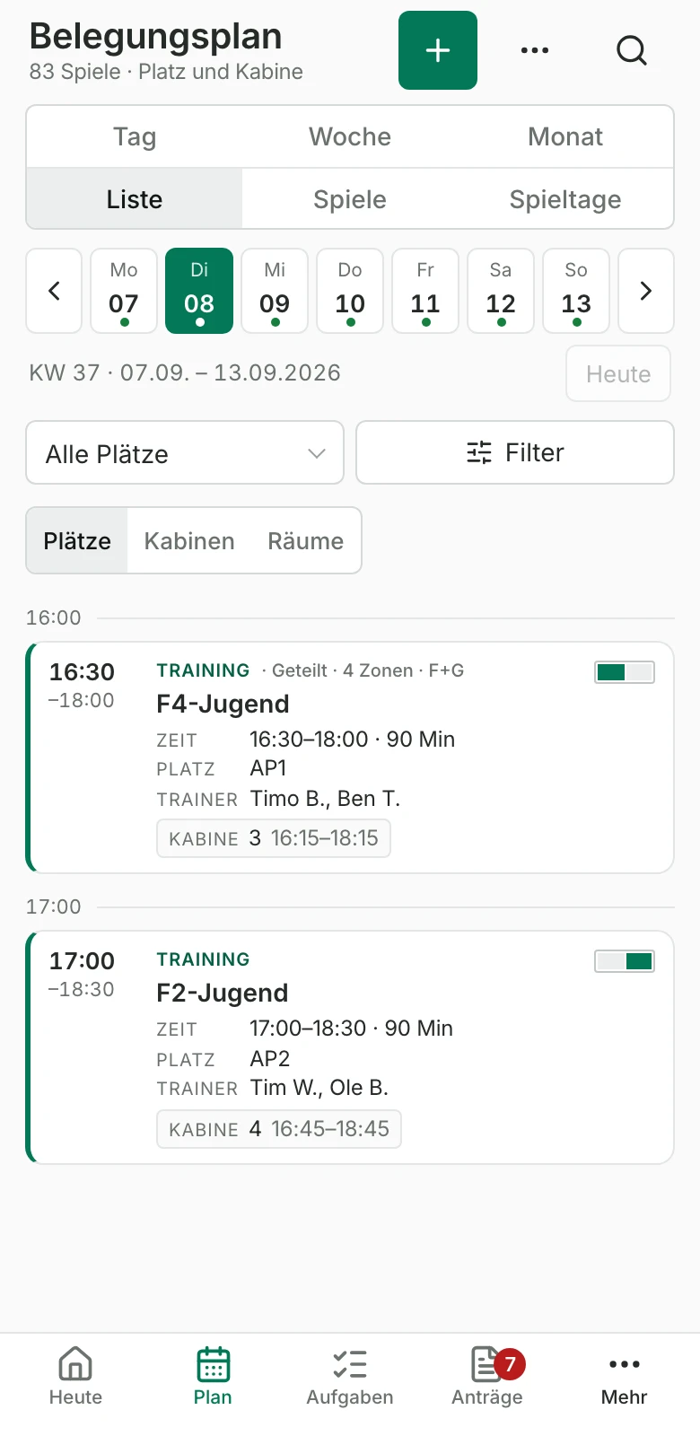 Belegungsplan am Handy: Tagesleiste und die Trainings des Tages mit Platz, Trainer und Kabine