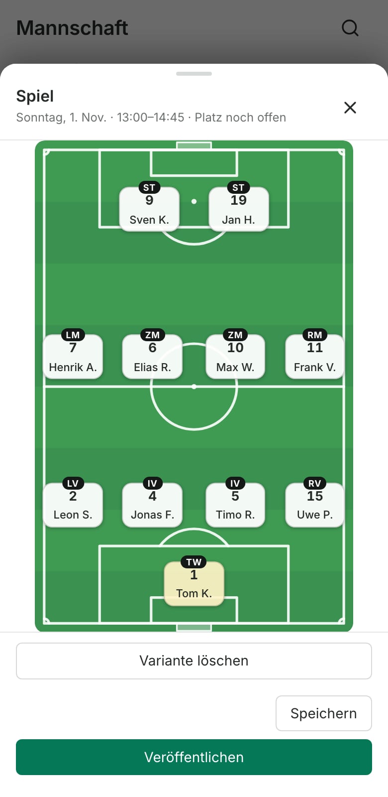 Aufstellung am Handy: ein 4-4-2 mit Positionen, Rückennummern und Namen auf dem Feld, darunter Speichern und Veröffentlichen